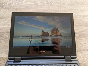 Starší a drobný Acer notebook - 6