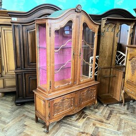 Vitrína zámecká chippendale dubová, 4 dv. , látka - 6