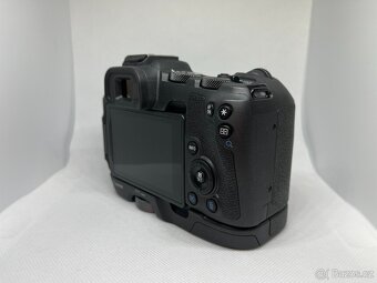 Canon R8 - shutter count 21XX - 6