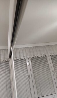 Prodám bílou třídveřovou skříň s posuvnými dveřmi a zrcadlem - 6