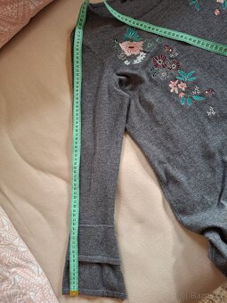 Slabší úpletové šaty s výšivkou - 6