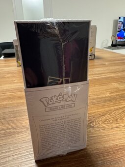 Pokemon UPC Charizard včetně akrylového boxu Gemloader - 6