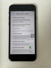 iPhone SE 2020 Red a SE 2022 Black - 6