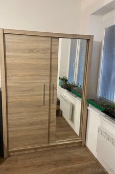 Robustní šatní skříň - 6