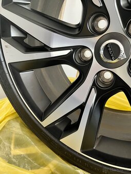nová kompletní sada kol Volvo 18" zimní pneu 235/45 R18 V X - 6