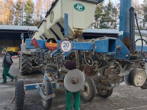 Kinze 3500 8R - 6