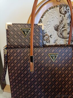 Nová shoperka Guess s peněženkou a popruhem. - 6