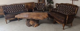 Luxus, kožená Chesterfield sedací souprava a stůl. - 6