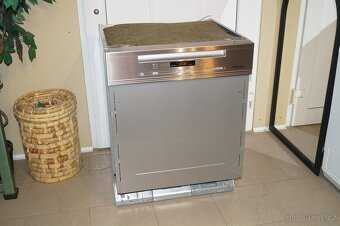 Miele myčka nerezová vestavná G 6100 , tři koše - 6