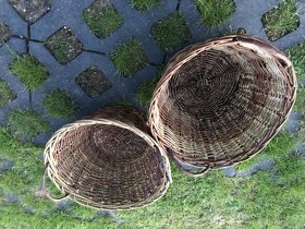 Polička, dřevěný svícen, košíky - 6