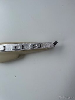 Madlo zadní kapoty Škoda Spartak Octavia Felicia - 6
