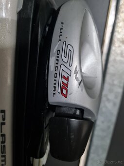 Sjezdové carvingové lyže + lyžáky + hůlky - 6