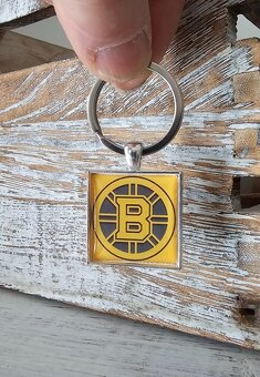 Prodám přívěšek s logem BOSTON BRUINS - Nový. - 6