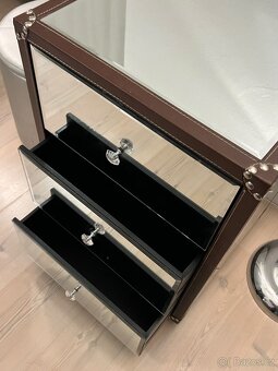 Zrcadlová komoda – 3 zásuvky, kožené detaily, krásný stav - 6