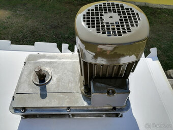 Převodový motor 380 voltů 3 hnací hřídele 1,1 kW - 6