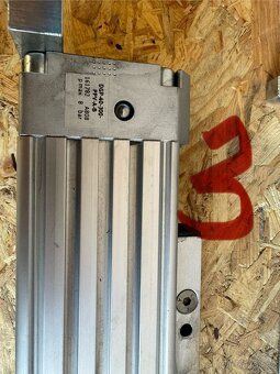 Lineární vedení s pneumatickým posunem - 6