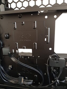 In-Win 303 Black Speciál Edice, 2x Držák Grafické karty - 6