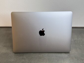 Macbook Pro 13" 2019 / I5 / 16GB / 256GB / Space gray
- 6