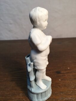 1900 značená porcelánová vázička soška chlapec - 6