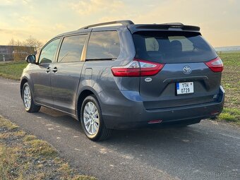 Toyota Sienna XLE AWD - 6