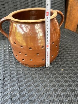 Prodám starý hnědě glazovaný keramický hrnec s otvory a dvěm - 6
