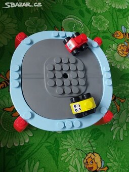 Stavebnicový "lego" stoleček s autíčky - 6