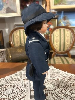 Porcelánová panenka policista z kolekce Leonardo - 6