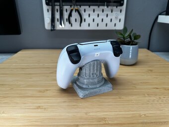 Stojánek/držák na ovladač PS5 Dualsense - antický sloup - 6