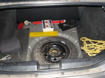 Ford Focus sedan benzín - 6