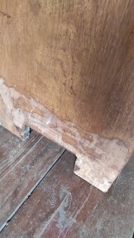 Stará prosklená skříňka - 6