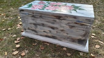 Stará dřevěná truhla s květy - 6