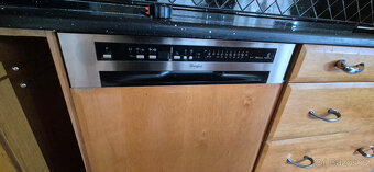 Kuchyňská linka s vest. spotřebiči whirpool a Miele - 6