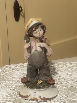 Vintage CAPODIMONTE Porcelánová Figurka – „Mechanik“ – - 6