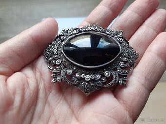 Stříbrná brož s onyxem - 6