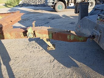 Podvozek s tandemovou nápravou z rozmetacího vozu. - 6