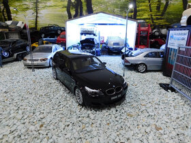 model auta BMW E61 M5 Touring čierna farba Otto mobile 1:18 - 6