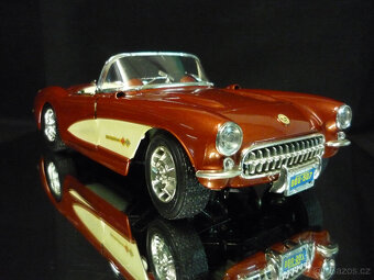 Chevrolet Corvette 1957 skořicový Bburago 1/18 - 6