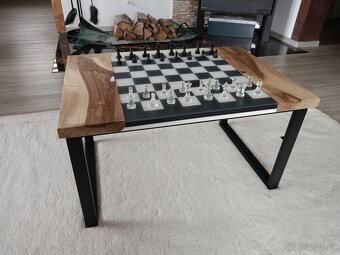 Šachový epoxidový stolek z ořechu + figurky - 6