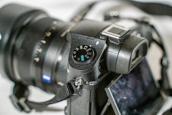 Sony RX10 II s 24-200mm objektivem F2,8 - 6
