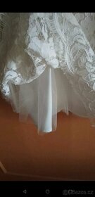 Bílé šaty s krajkou a výšivkou i jako svatební - 6