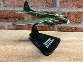 MODEL LETADLA B-17F - 6