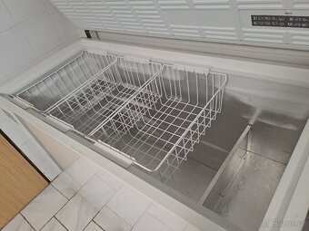 Velká truhlicová mraznička, objem cca 400 l, Zanussi ZCF 410 - 6