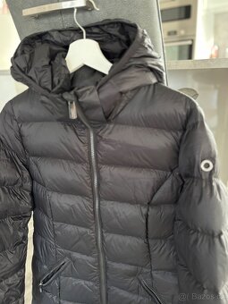 Černá péřová bunda prošívaná - 6