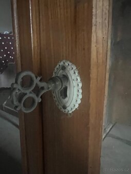 Prosklená starožitná vitrína - 6