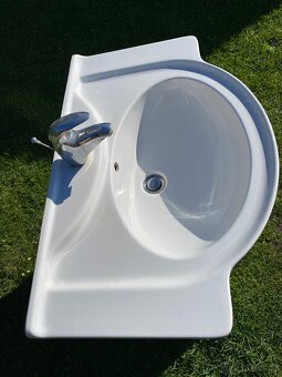 Koupelnová skříňka s umavydlem a baterií - 6