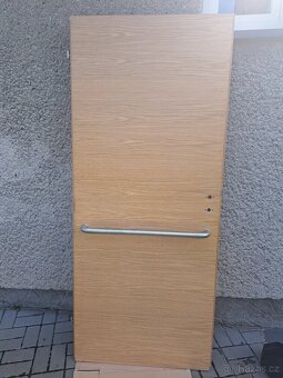 Prodám kvalitní dřevěné interiové dveře Sapeli - 6
