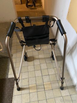 Invalidní vozík a další pomůcky - 6