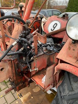 Traktor RS - 09, čelní nakladač - 6