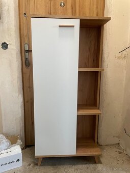 Koupelnové skříňky a zrcadlo - 6