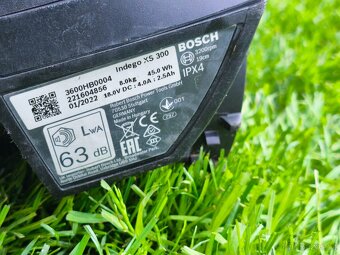 BOSCH Robotická sekačka Indego XS 300 - 6